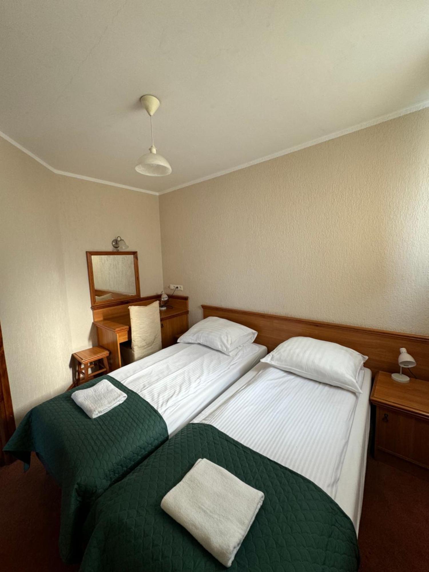 Hotel Victoria Łubowo エクステリア 写真