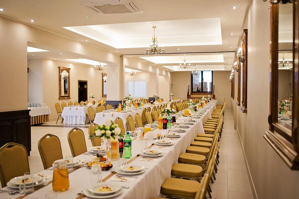Hotel Victoria Łubowo エクステリア 写真