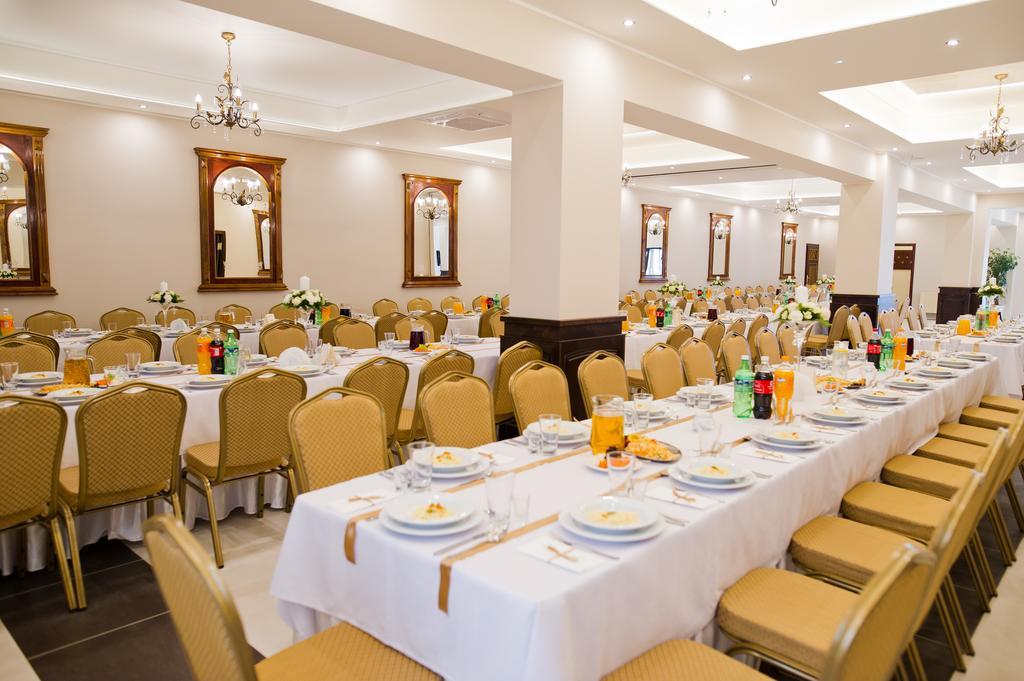 Hotel Victoria Łubowo エクステリア 写真